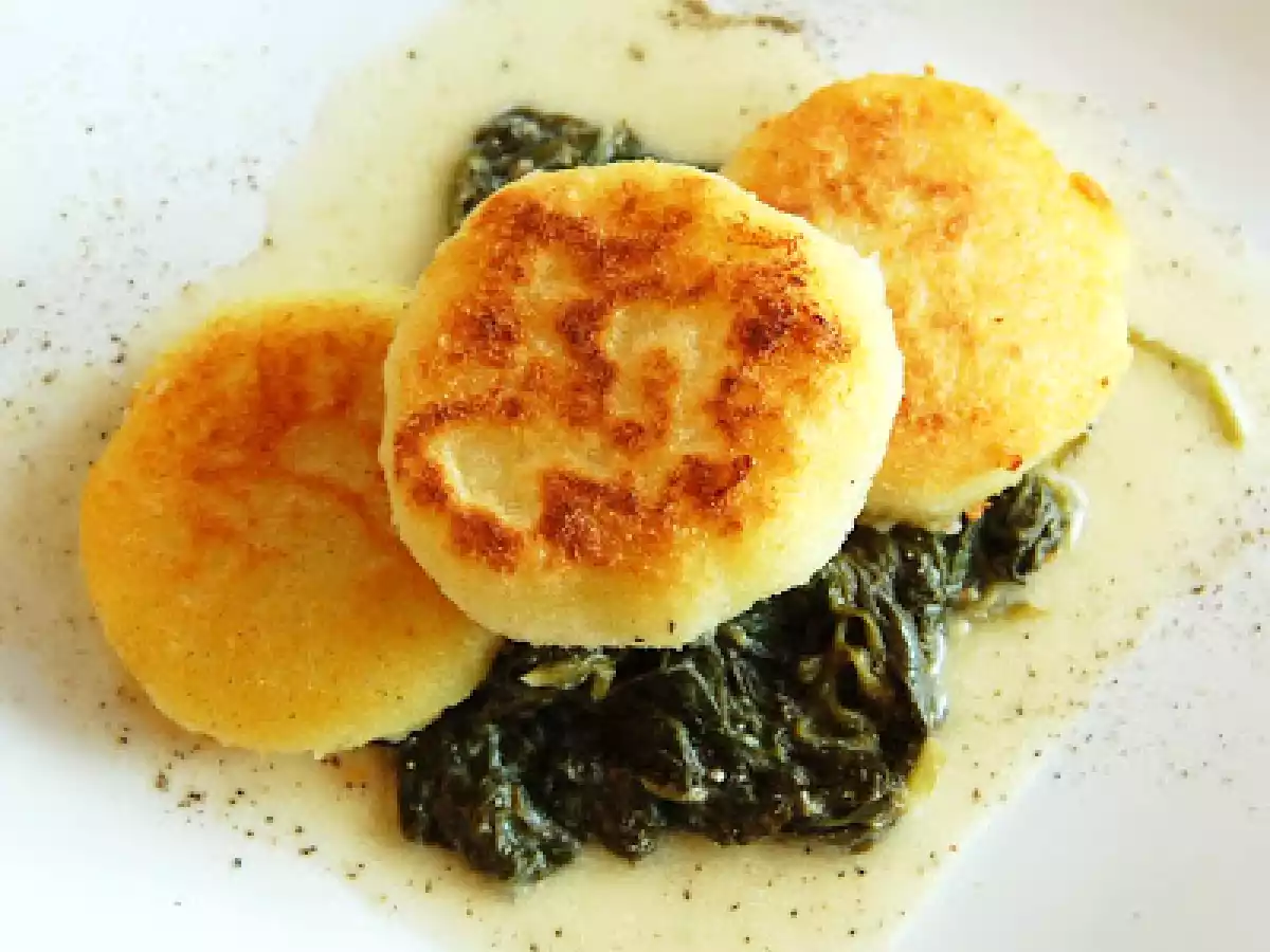 Kartoffeltaler auf Spinatbett