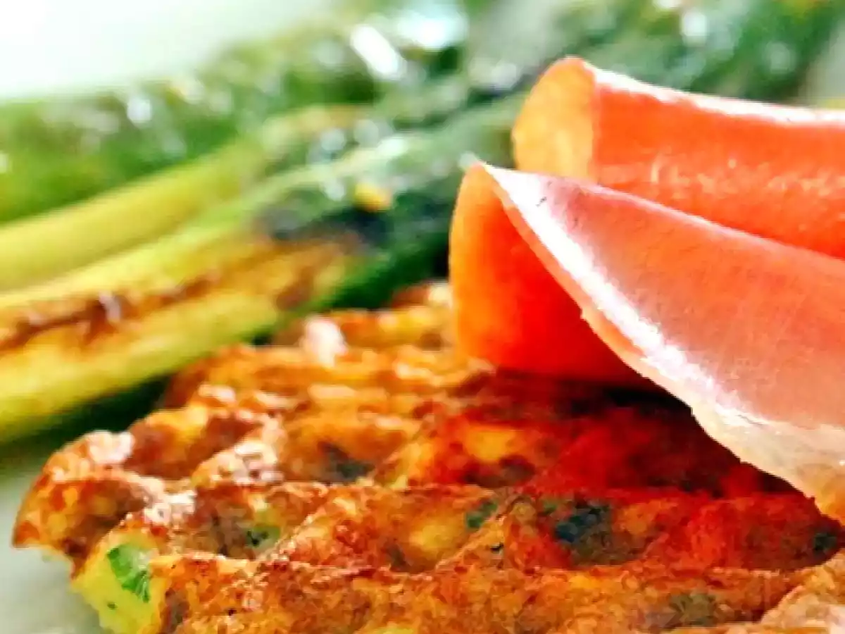 Kartoffelwaffeln mit grünen Spargel