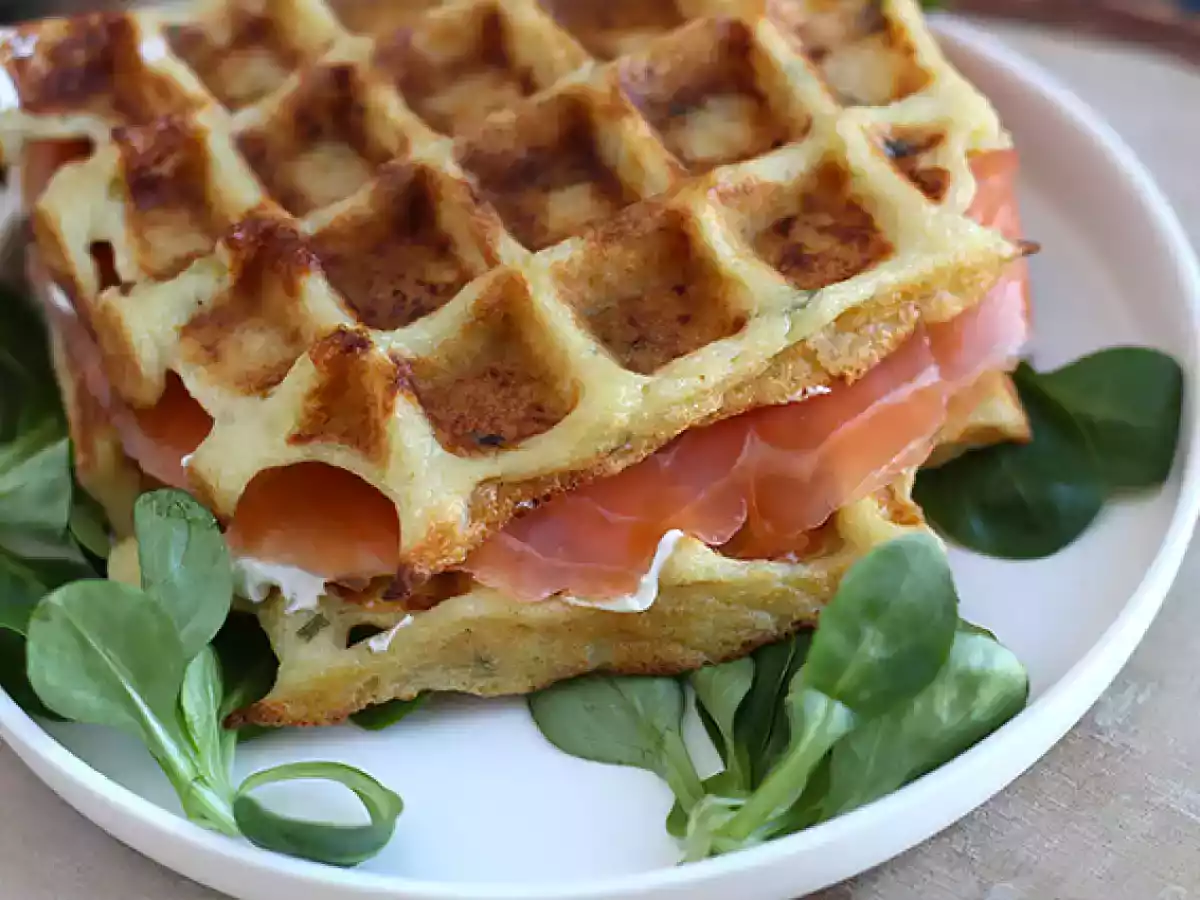 Kartoffelwaffeln - Waffelsandwich mit Räucherlachs und Frischkäse - foto 3