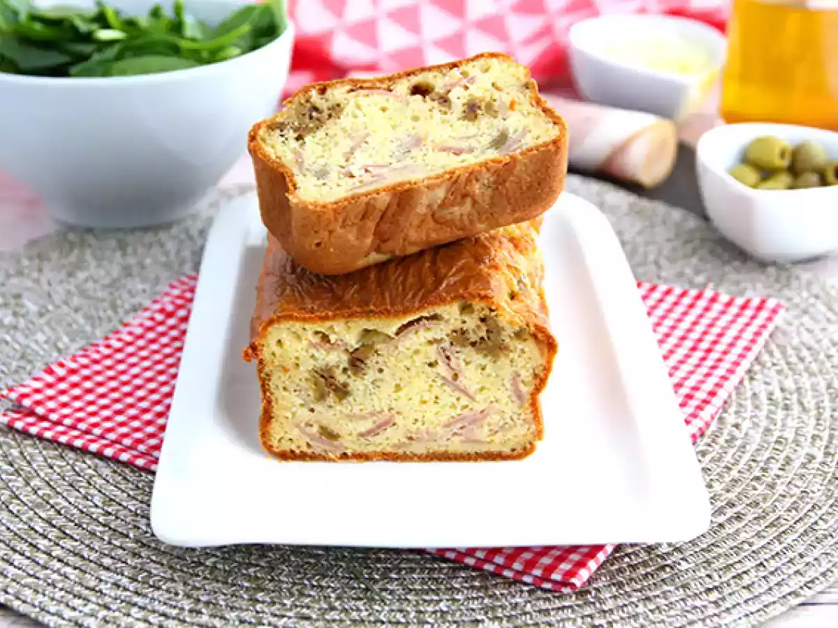 Käse-Schinken-Kuchen mit grünen Oliven