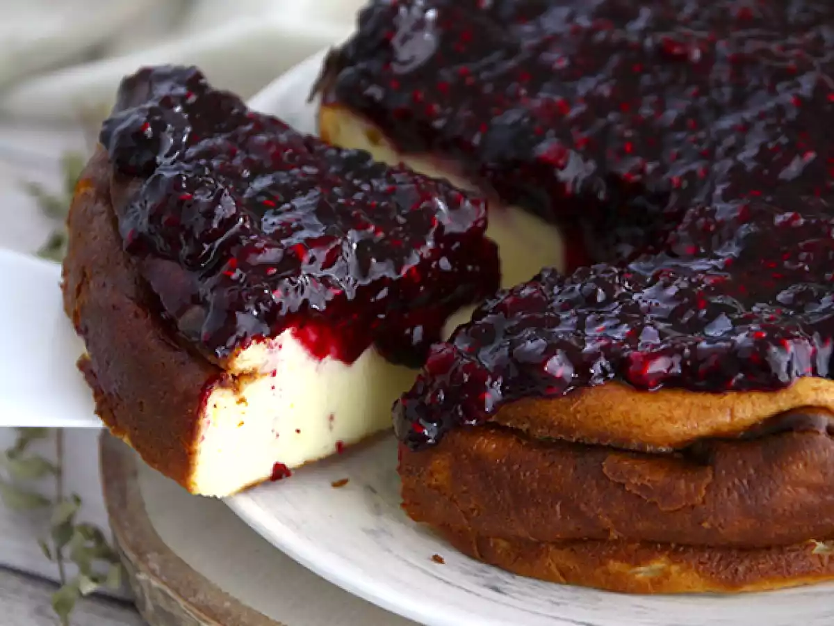 Käsekuchen mit gesüßter Kondensmilch und Kompott aus roten Früchten - foto 2