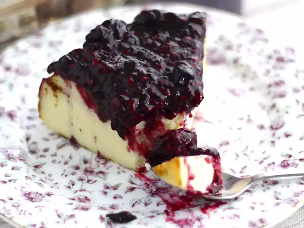 Käsekuchen mit gesüßter Kondensmilch und Kompott aus roten Früchten - foto 4