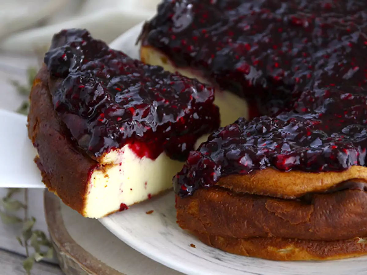 Käsekuchen mit gezuckerter Kondensmilch und Beerenkompott - foto 2