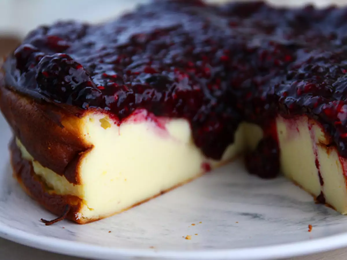 Käsekuchen mit gezuckerter Kondensmilch und Beerenkompott - foto 3