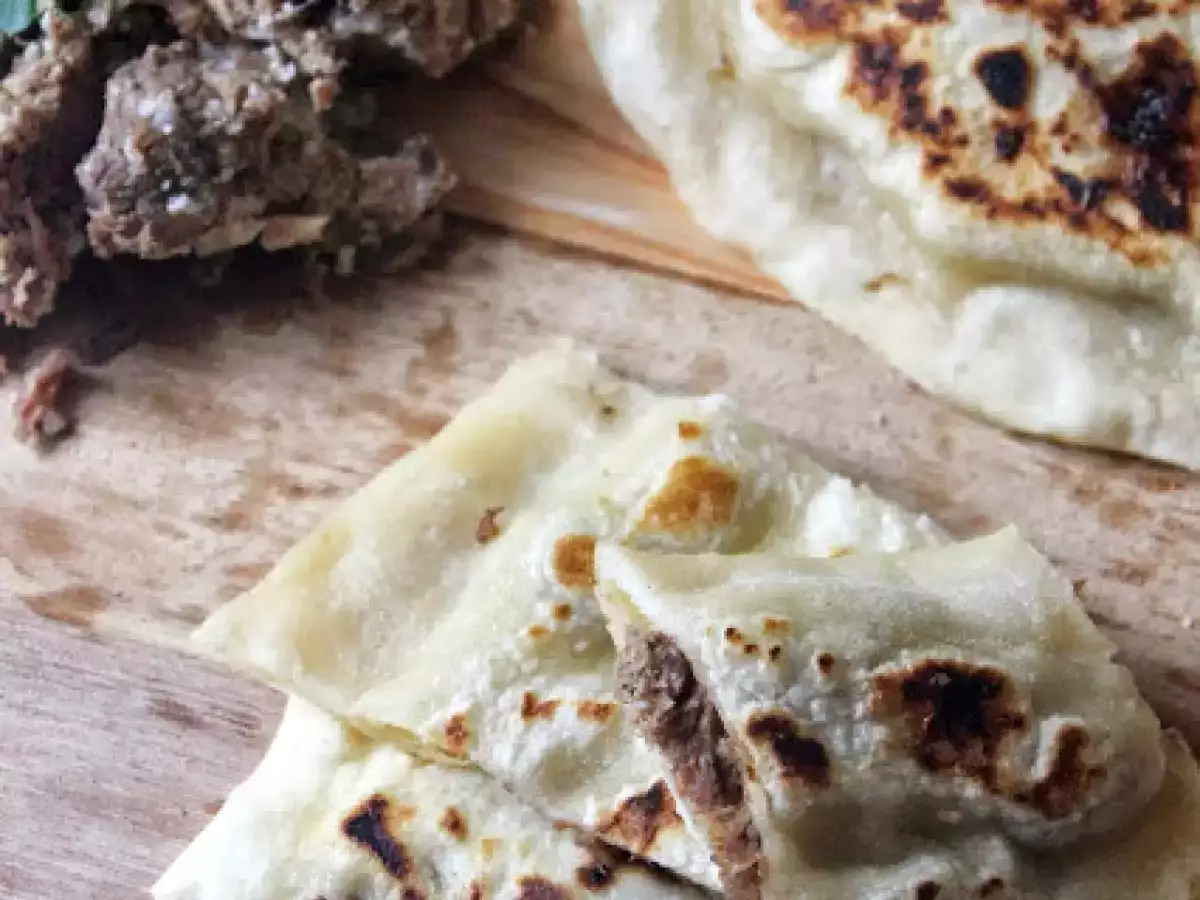Kavurmalı Ekmek / mit Fleisch gefüllte Pfannenbrot
