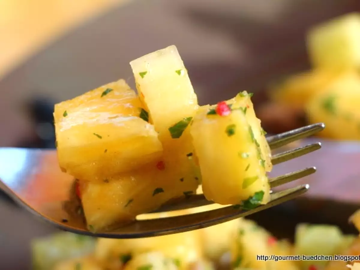 Keulchen in der Sonne und Ananas auf dem Teller…