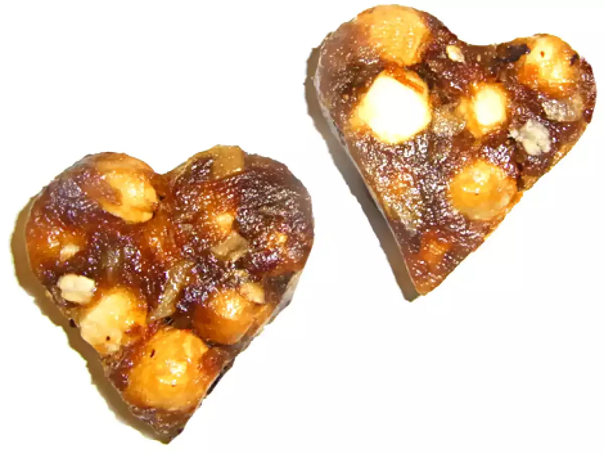 Khajur Pak mit gerösteten Haselnüssen