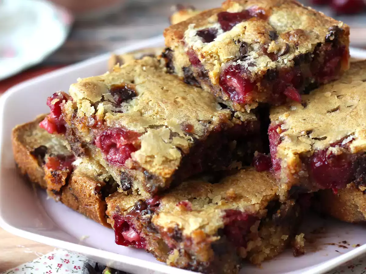 Kirsch-Blondie mit Schokolade: der perfekte Kuchen mit knuspriger Kruste und saftigem Kern - foto 5