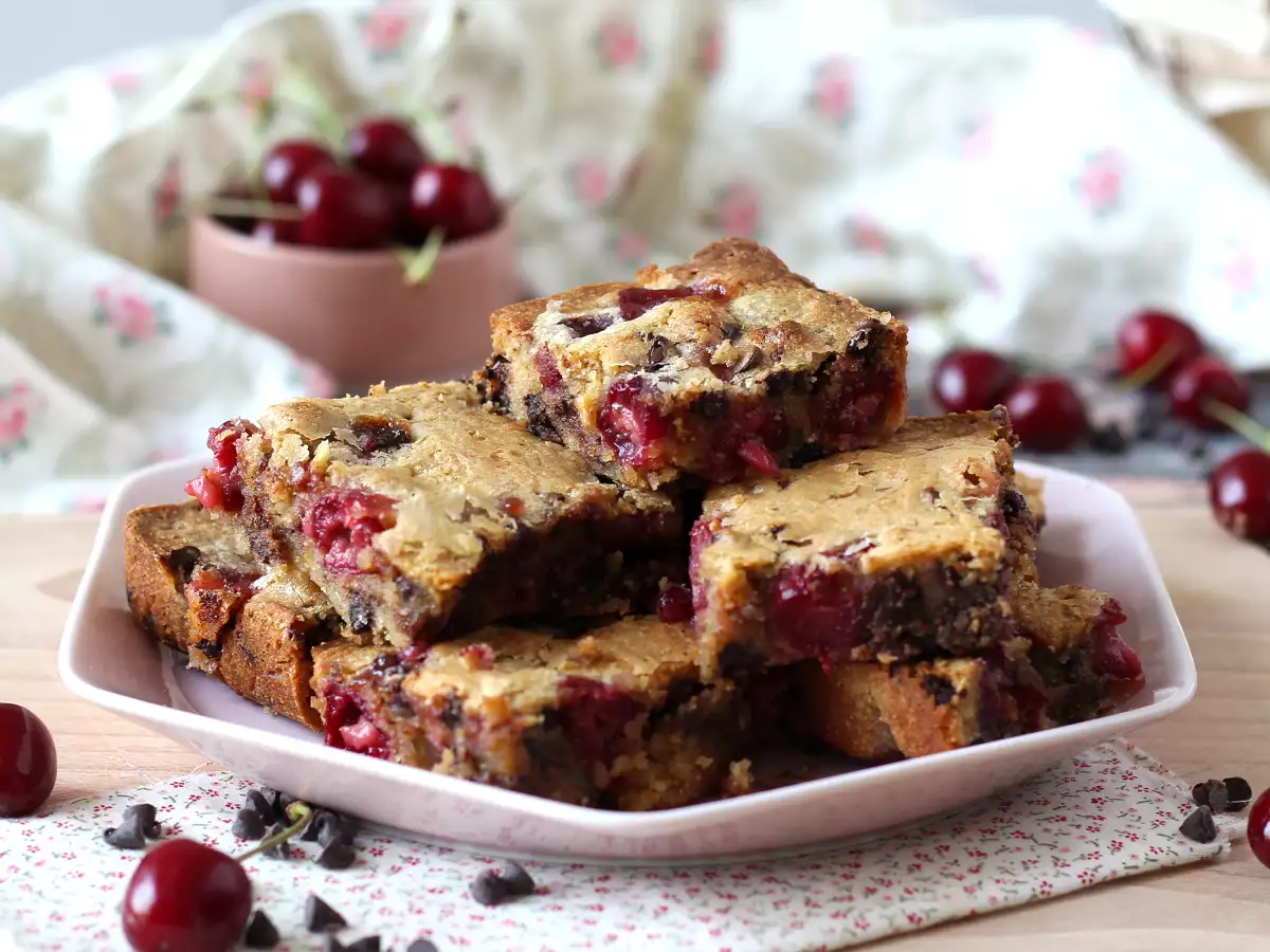 Kirsch-Blondie mit Schokolade: der perfekte Kuchen mit knuspriger Kruste und saftigem Kern - foto 6