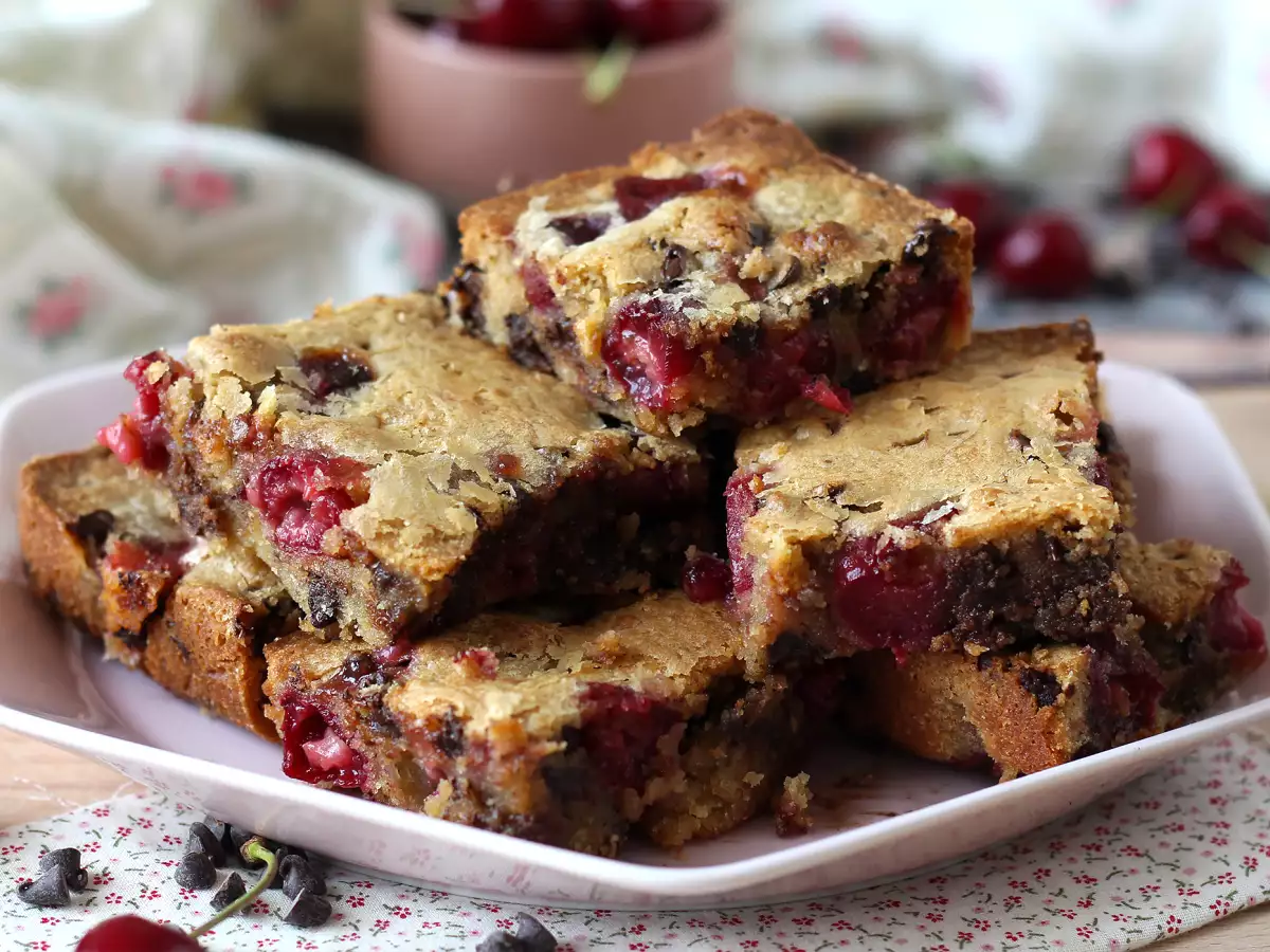 Kirsch-Blondie mit Schokolade: der perfekte Kuchen mit knuspriger Kruste und saftigem Kern - foto 7
