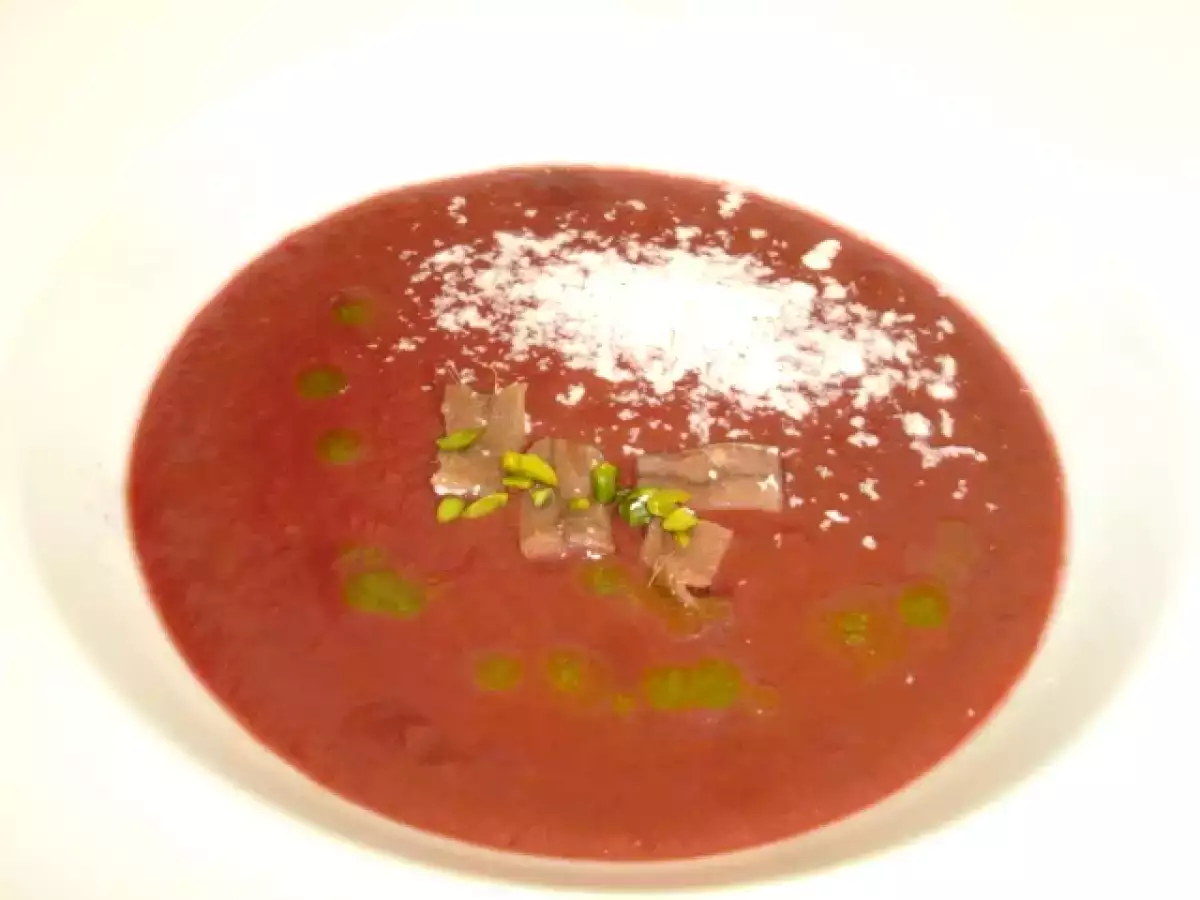 Kirschengazpacho mit Schnee von Fetakäse