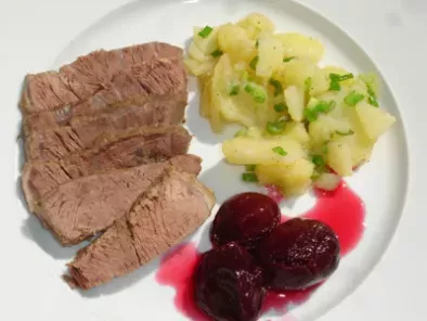 Klassiker: Gekochtes Rindfleisch mit Rotweinpflaumen und Kartoffelsalat