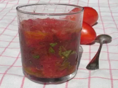 Kleine Tomatenterrine mit Tapenade und Basilikum