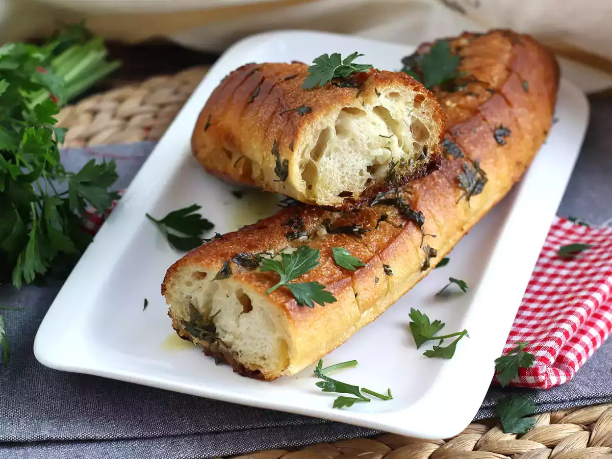 Knoblauchbrot mit Petersilie - foto 2