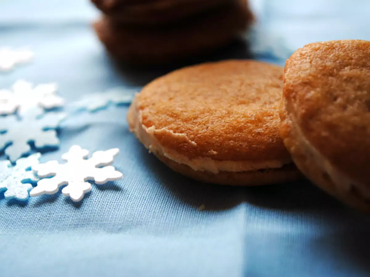 Knusperplätzchen mit Spekulatiusfüllung