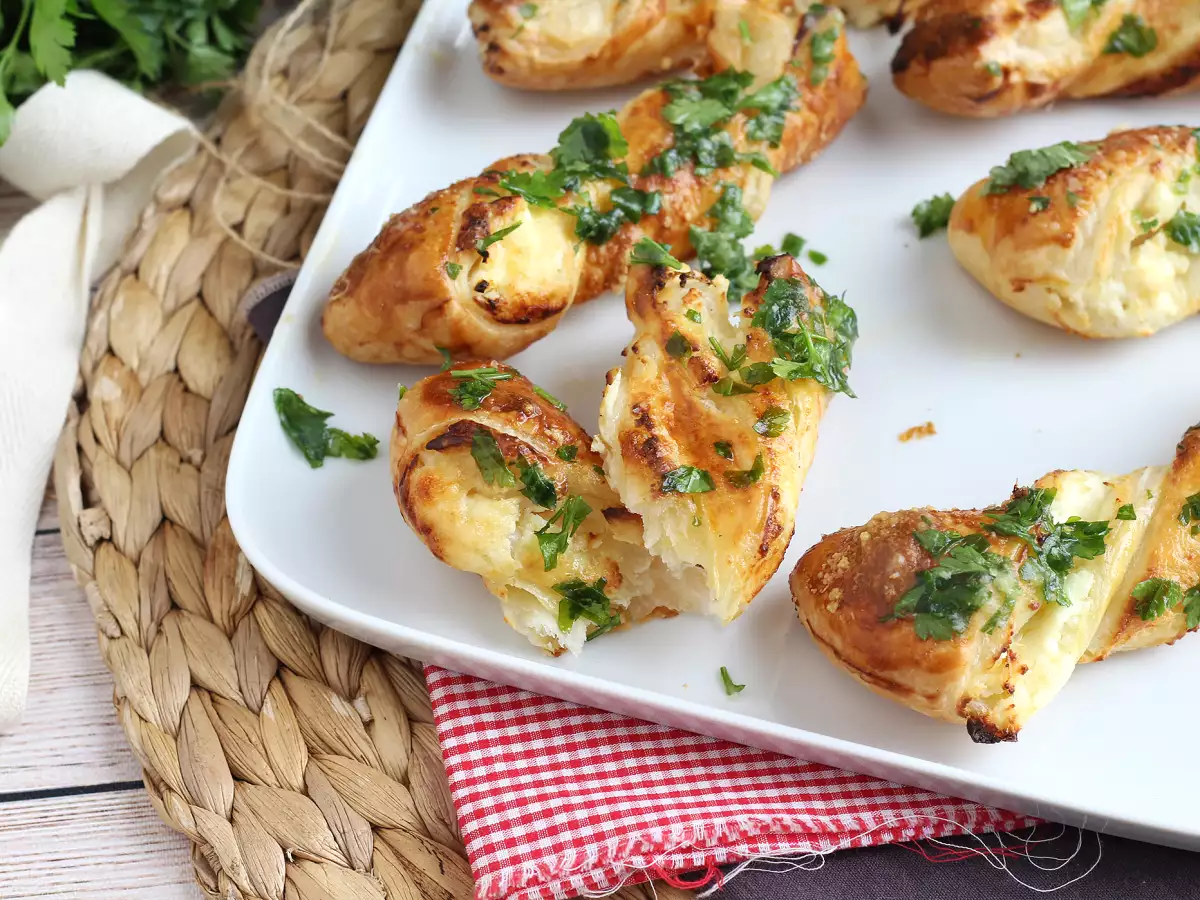 Knusprige Blätterteig-Käsestangen mit Knoblauch und Petersilie – perfekt zum Aperitif - foto 2