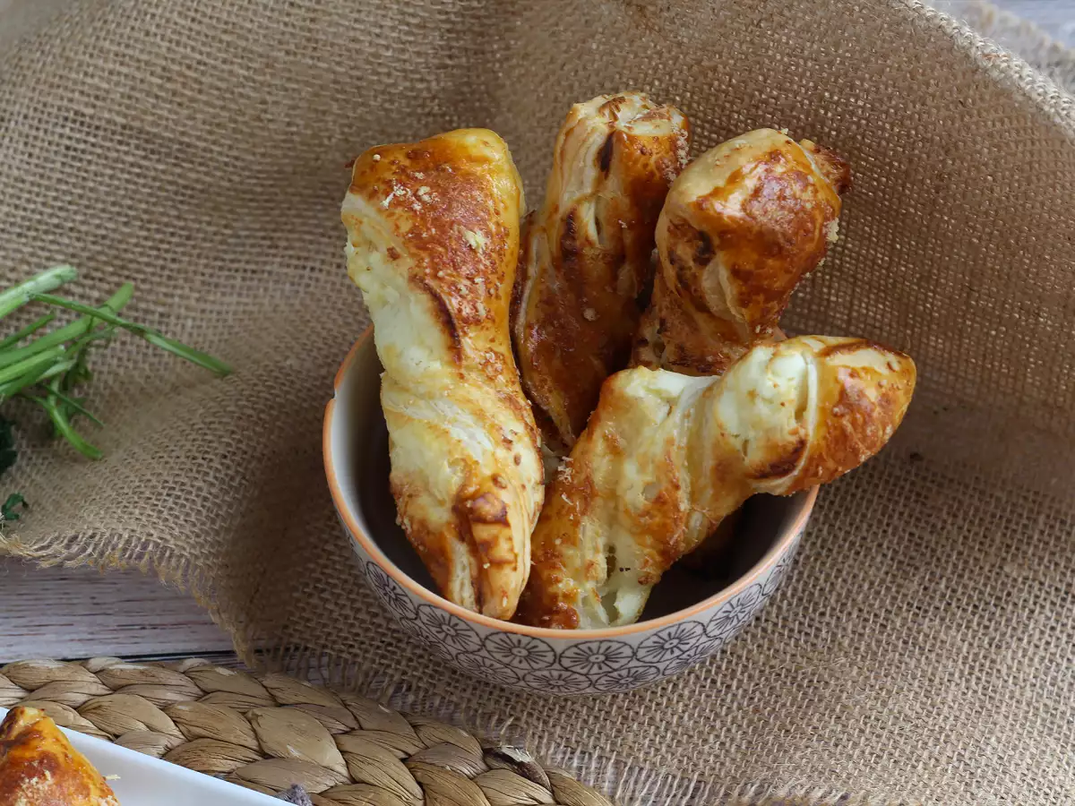 Knusprige Blätterteig-Käsestangen mit Knoblauch und Petersilie – perfekt zum Aperitif - foto 3
