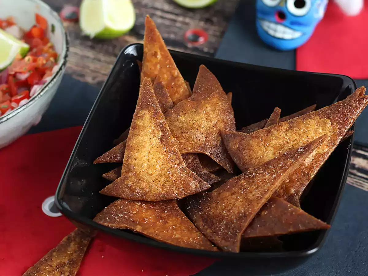 Knusprige Hexenhüte aus Tortilla-Chips