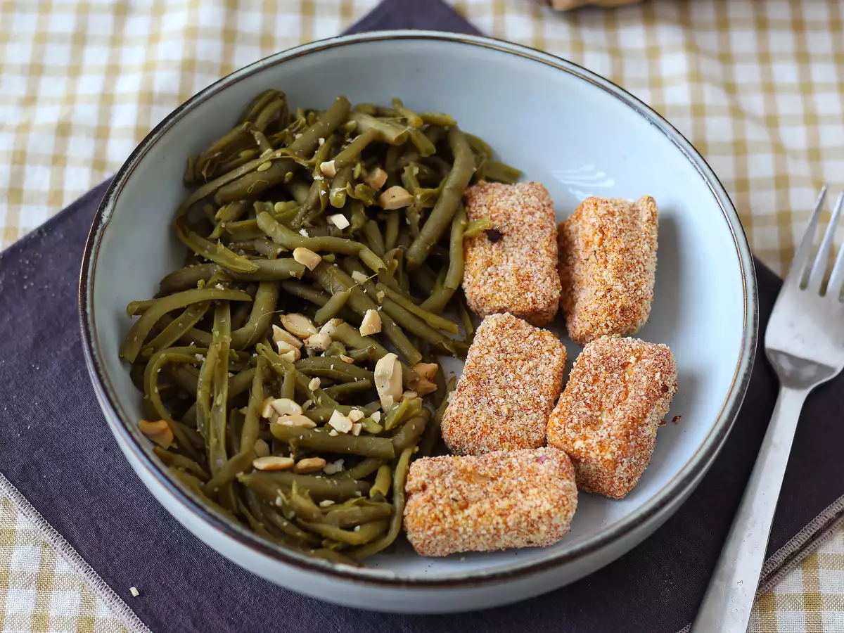 Knusprige Tofu-Nuggets und grüne Bohnen nach thailändischer Art aus der Heißluftfritteuse