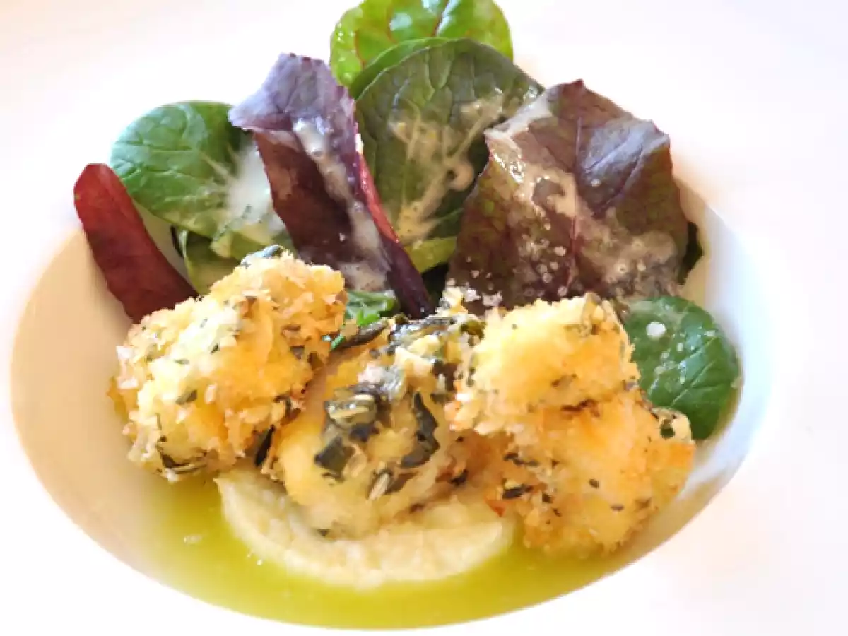 Knuspriger Kabeljau mit Apfel, Meerrettich und jungem Salat