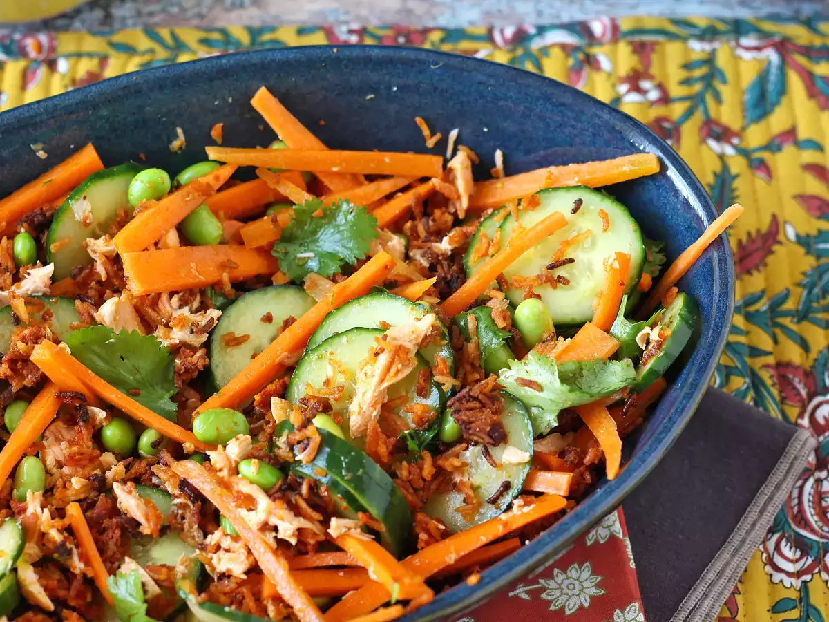 Knuspriger Reissalat mit Lachs, knackig und gut gewürzt!