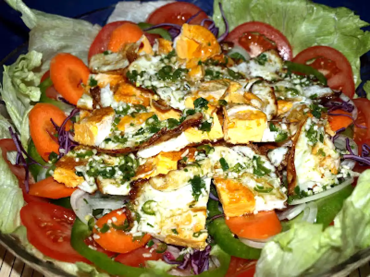 Knuspriger Spiegelei-Salat (Yam Gai Dau)