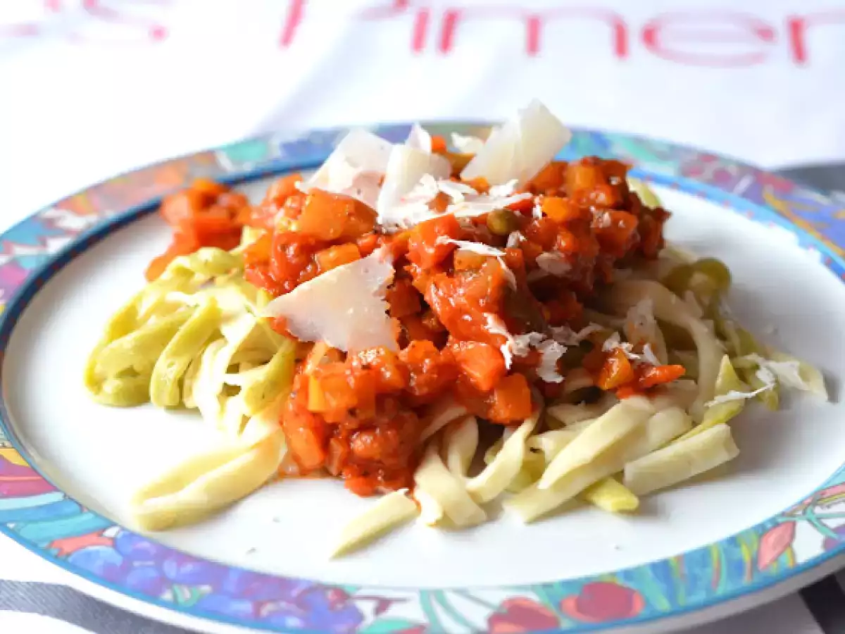 Kochen mit Kindern selbstgemachte Nudeln mit Gemüse - Bolognese