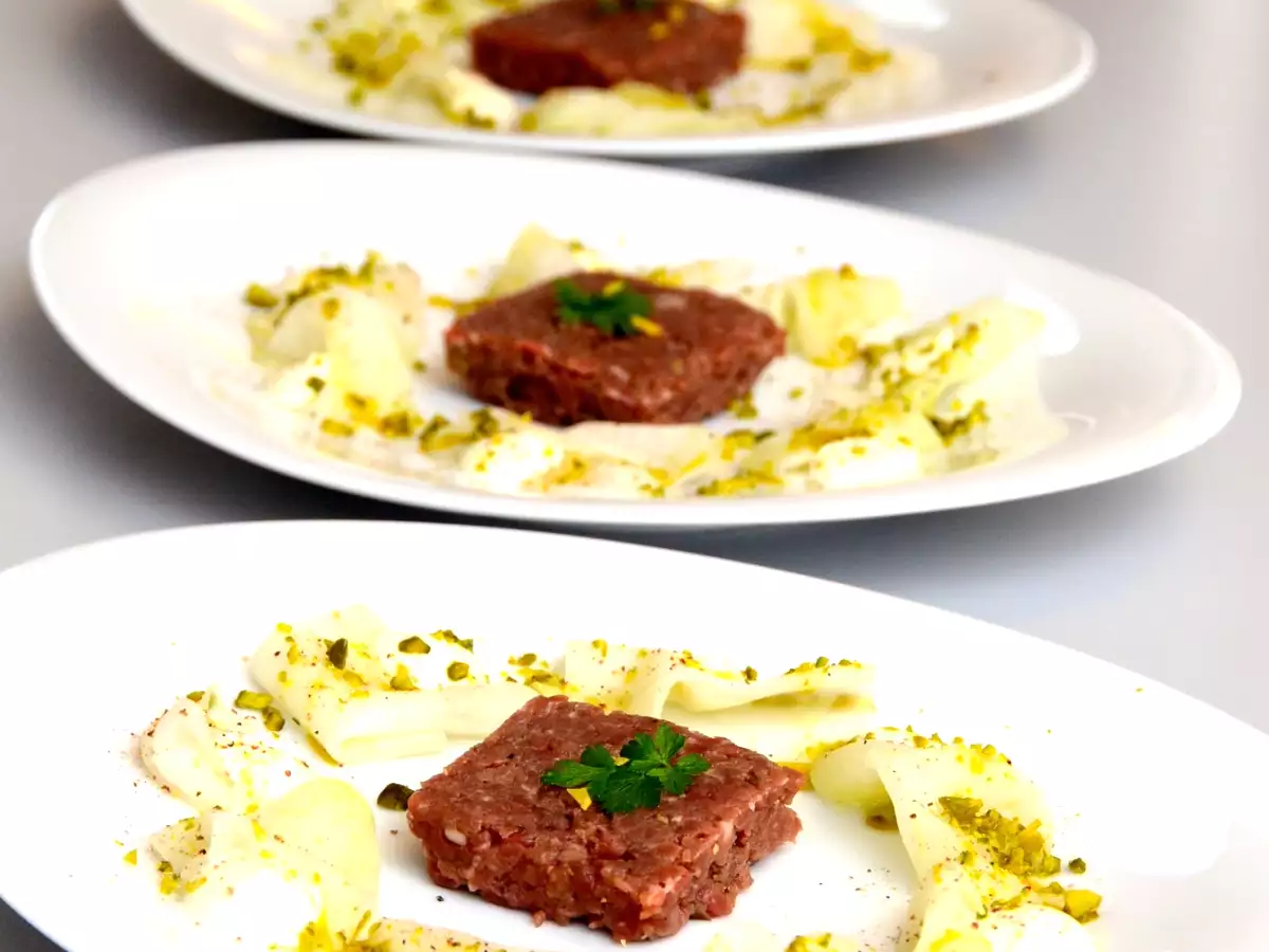 Kohlrabi/Beef Tartar/Pistazien