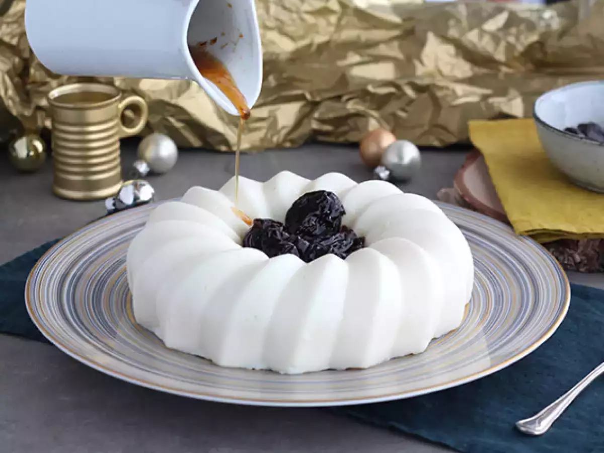 Kokos-Blanc-manger mit Backpflaumensauce