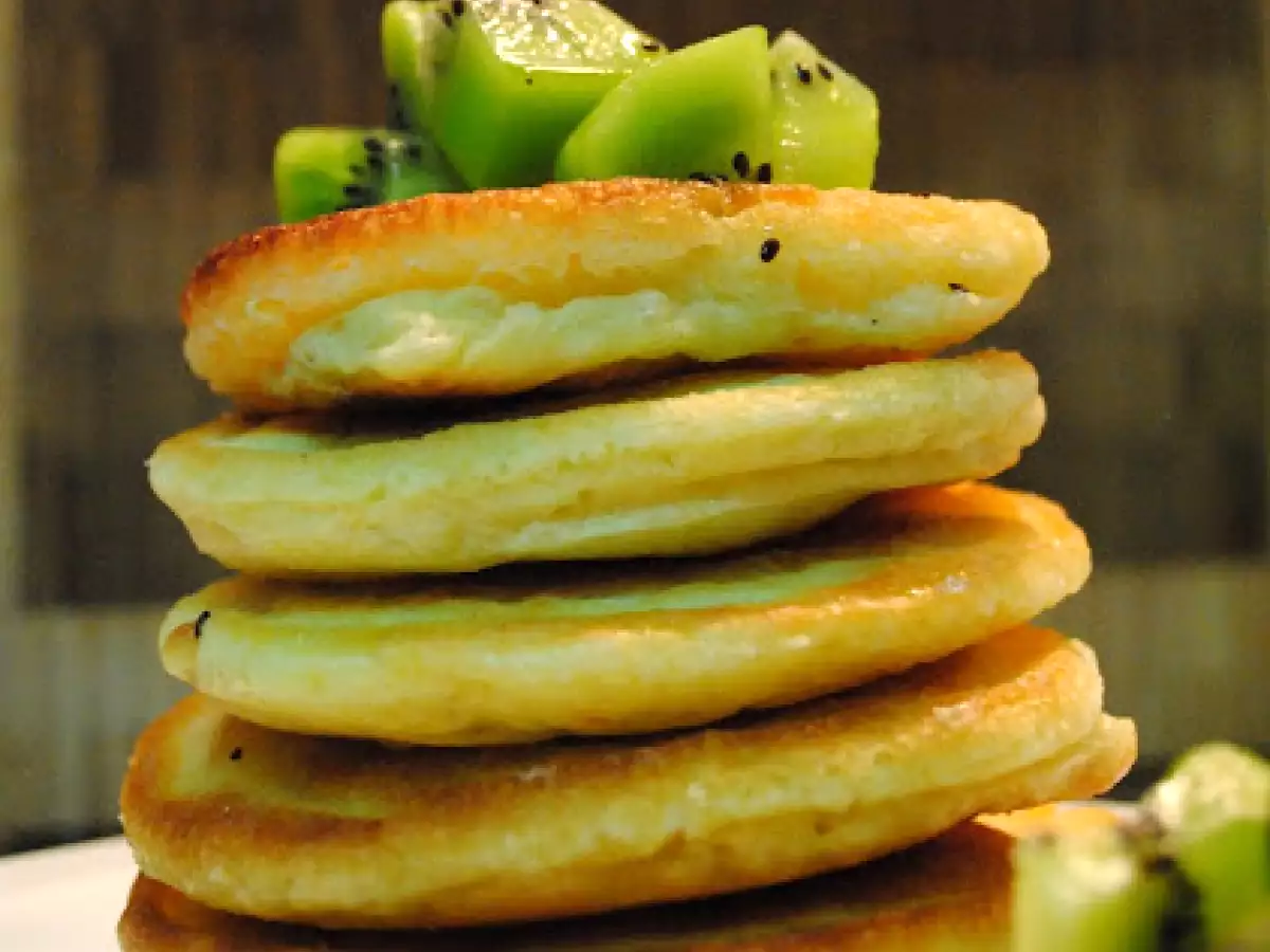 Kokos - Pancakes mit Kiwisalat