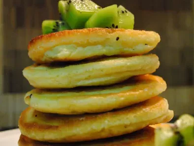 Kokos - Pancakes mit Kiwisalat