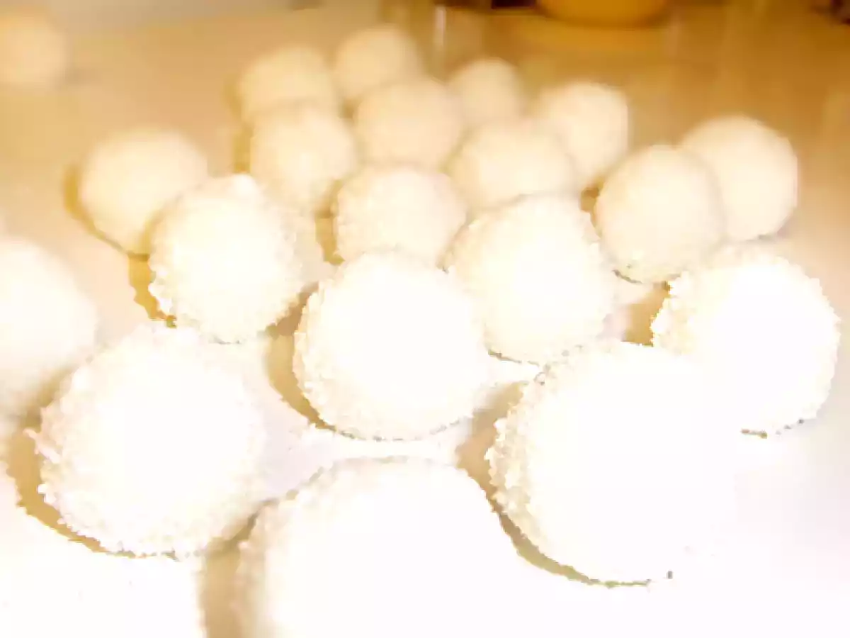 Kokos-Schneebälle mit Kokosraspeln