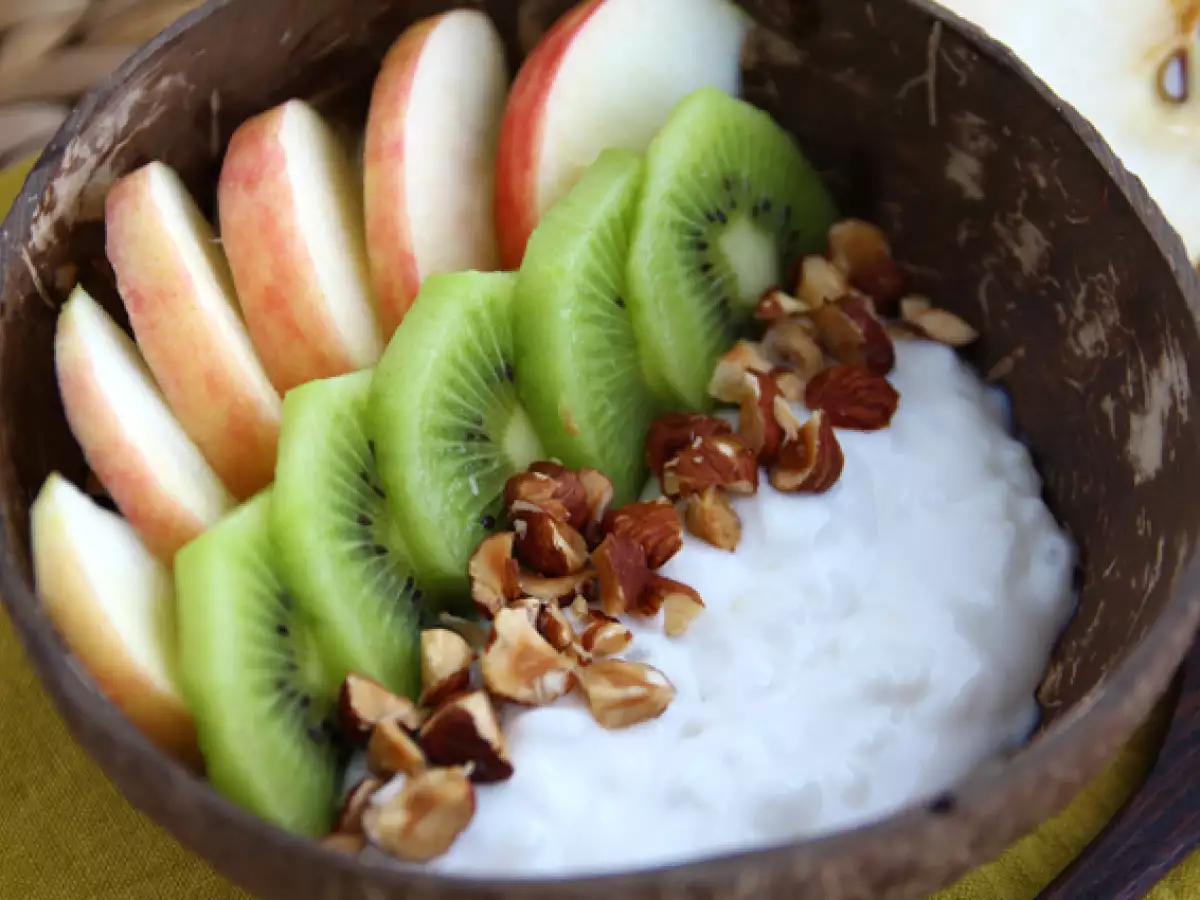 Kokosjoghurt-Snack mit Apfel, Kiwi und Haselnüssen - foto 2