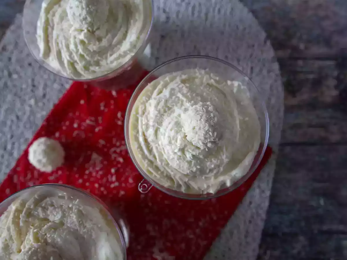 Kokosnussgläser nach Raffaello-Art ohne Backen - ein märchenhaftes Dessert in einer Schneekugel - foto 4