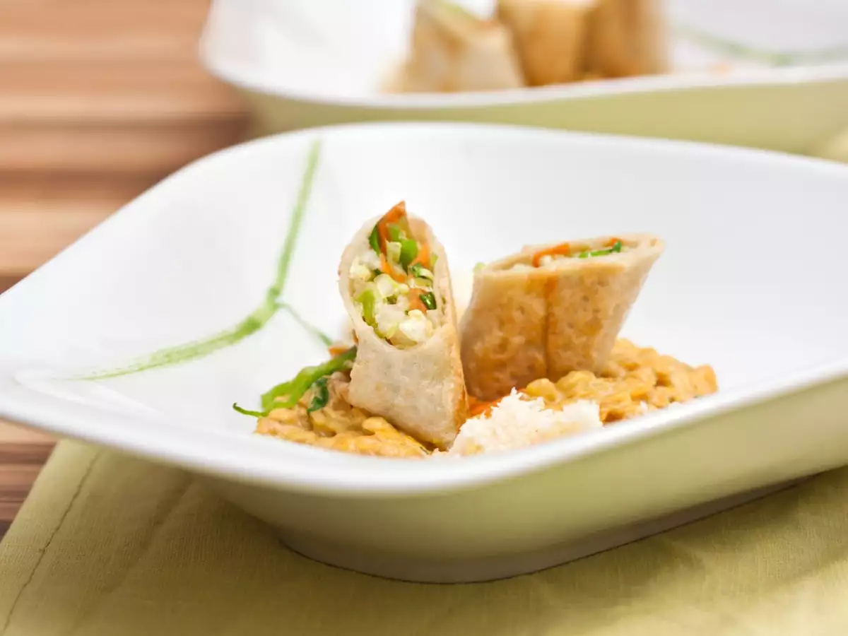 Kokospfannkuchen mit Gemüse auf Linsencurry