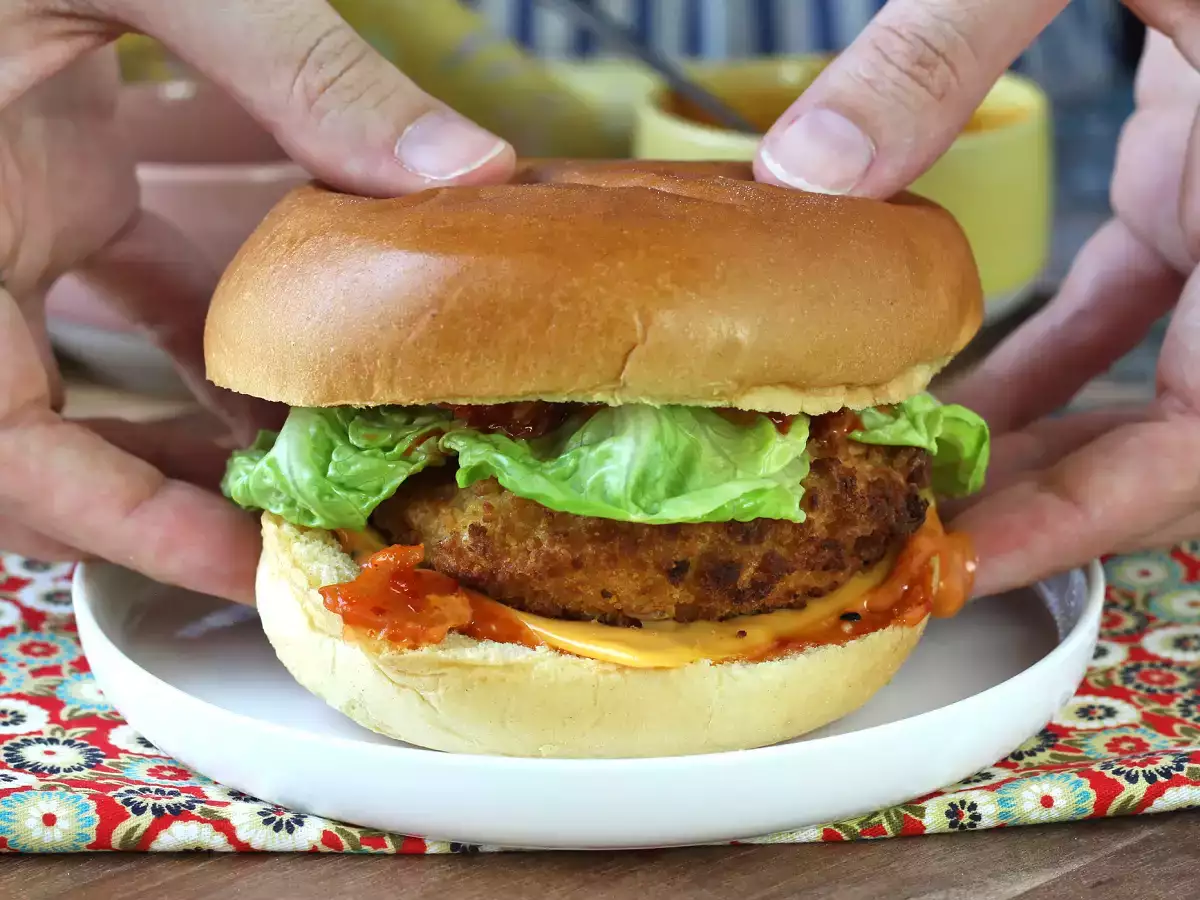 Koreanischer Crispy-Chicken-Burger: knusprig, würzig und unwiderstehlich