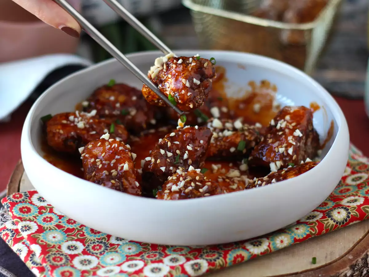 Koreanisches frittiertes Hähnchen mit scharfer Gochujang-Sauce – Dakgangjeong