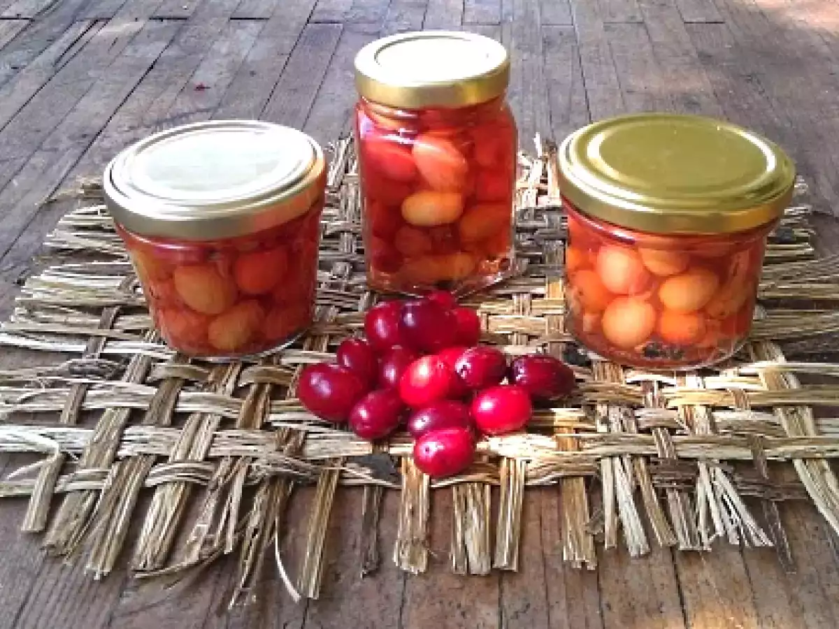 Kornelkirschen als römisch eingelegte, falsche Oliven