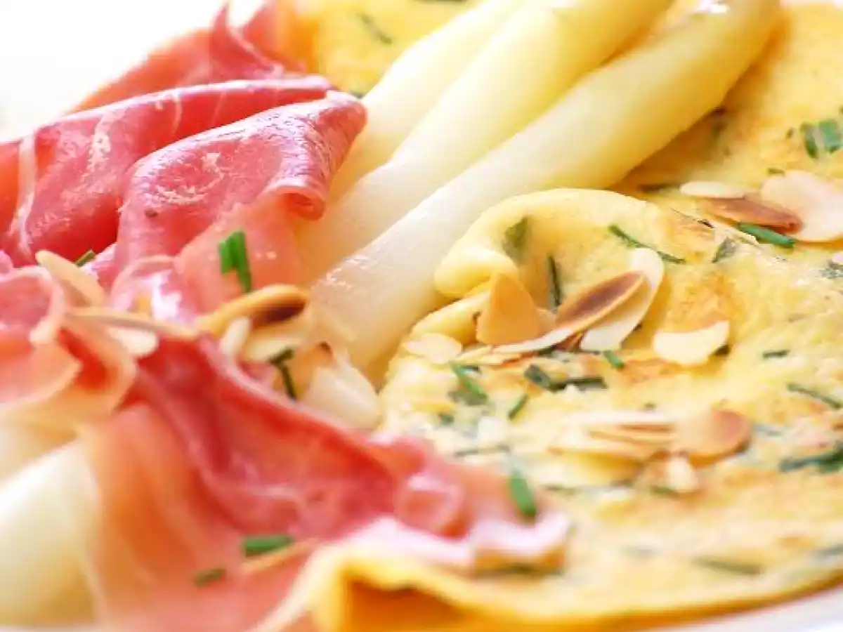 Kräuterpfannkuchen mit Spargel und Serrano-Schinken