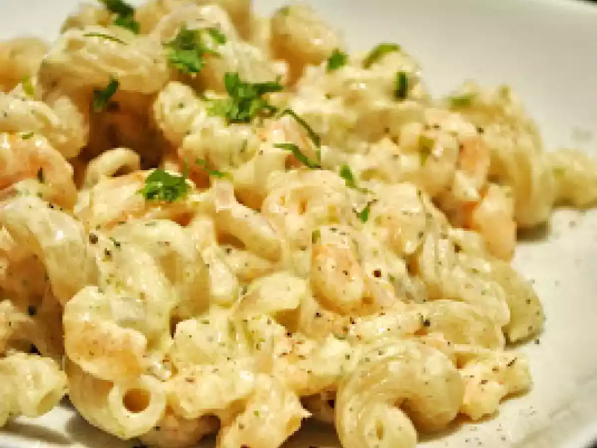 Kringelige Dinkel-Nudeln in Kräuter-Frischkäsesoße mit Garnelen