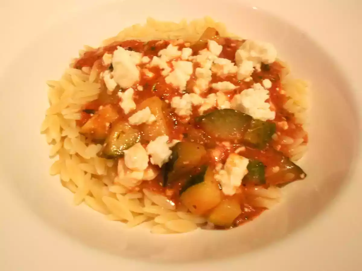 Kritharáki mit Zucchini ~ Tomaten ~ Fetakäse ~ Sauce