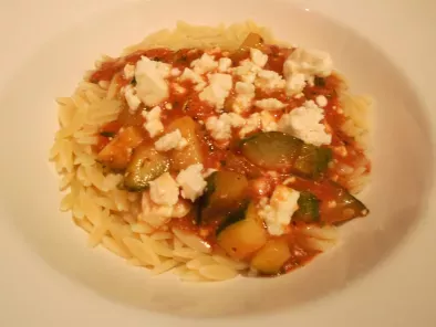 Kritharáki mit Zucchini ~ Tomaten ~ Fetakäse ~ Sauce