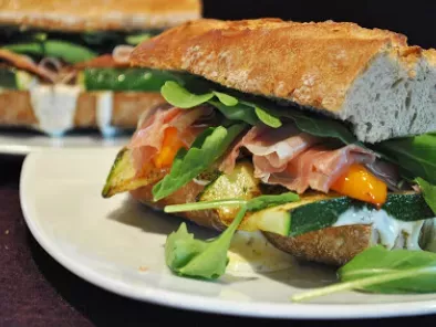 Krosses Sandwich mit gebratenem Gemüse, Parmaschinken & Ziegenkäse