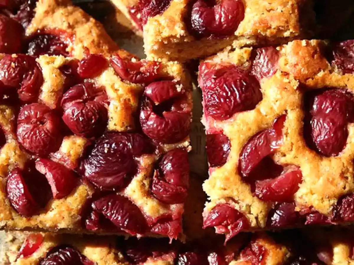 Kuchen mit frischen Kirschen