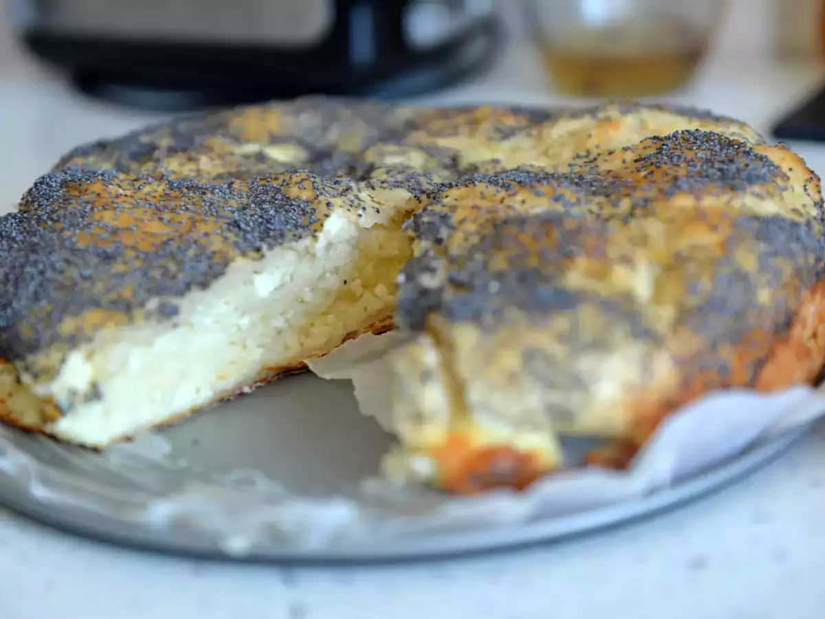 Kuchen mit süßem Käse und Joghurt in einer Mohnkruste