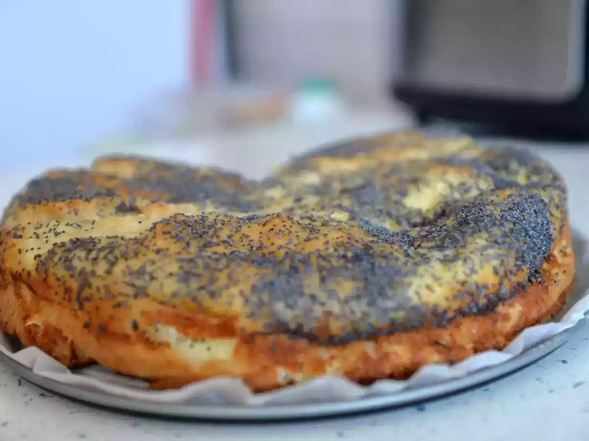 Kuchen mit süßem Käse und Joghurt in einer Mohnkruste - foto 2