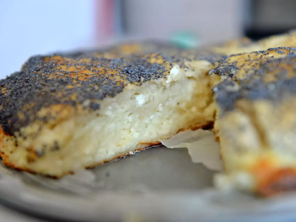 Kuchen mit süßem Käse und Joghurt in einer Mohnkruste - foto 3