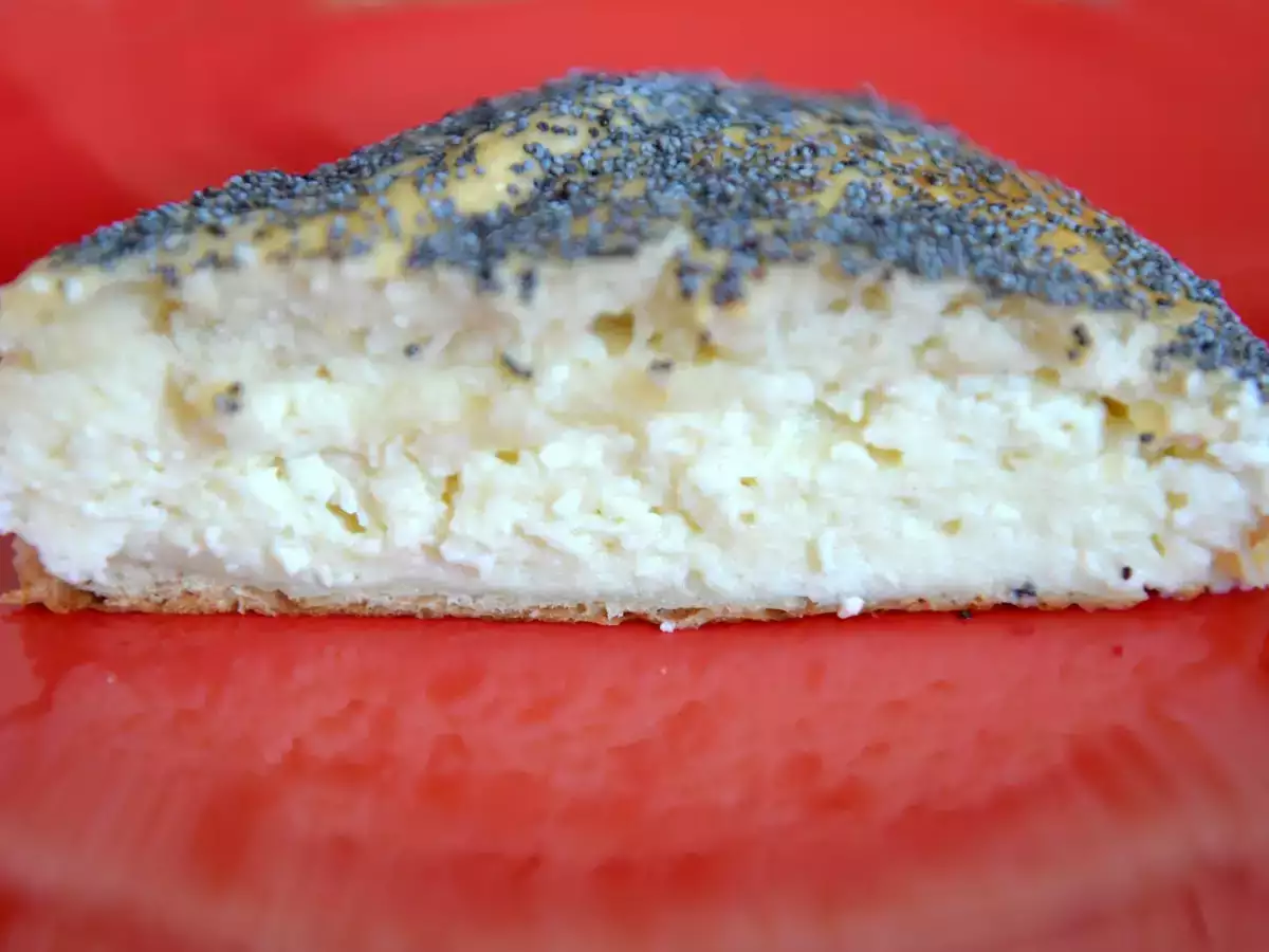 Kuchen mit süßem Käse und Joghurt in einer Mohnkruste - foto 4