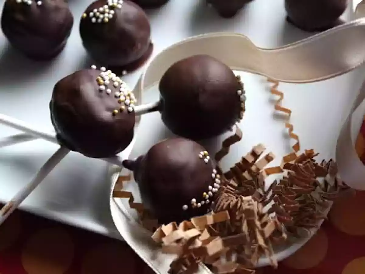 Kuchenpralinen (Cakepops) mit Eierlikör