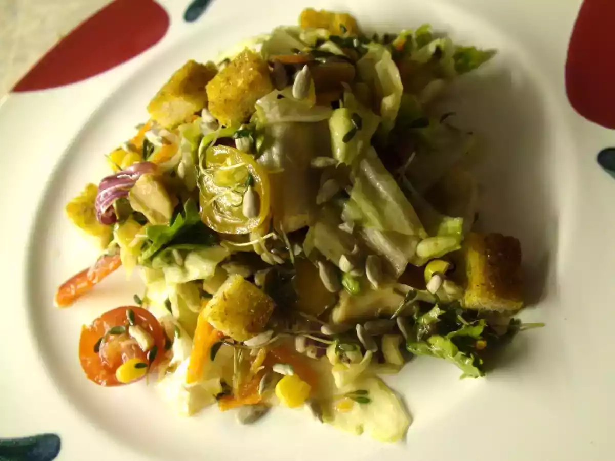 Kunterbunter Salat mit asiatischem Dressing und Curry-Croutons